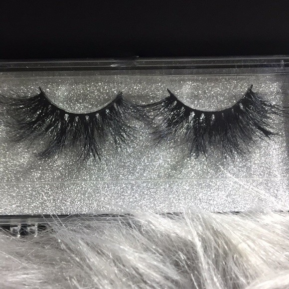 25MM Long Dramatic Mink Eyelashes Diva in the D Eyelashes - Picture 4 of 8
